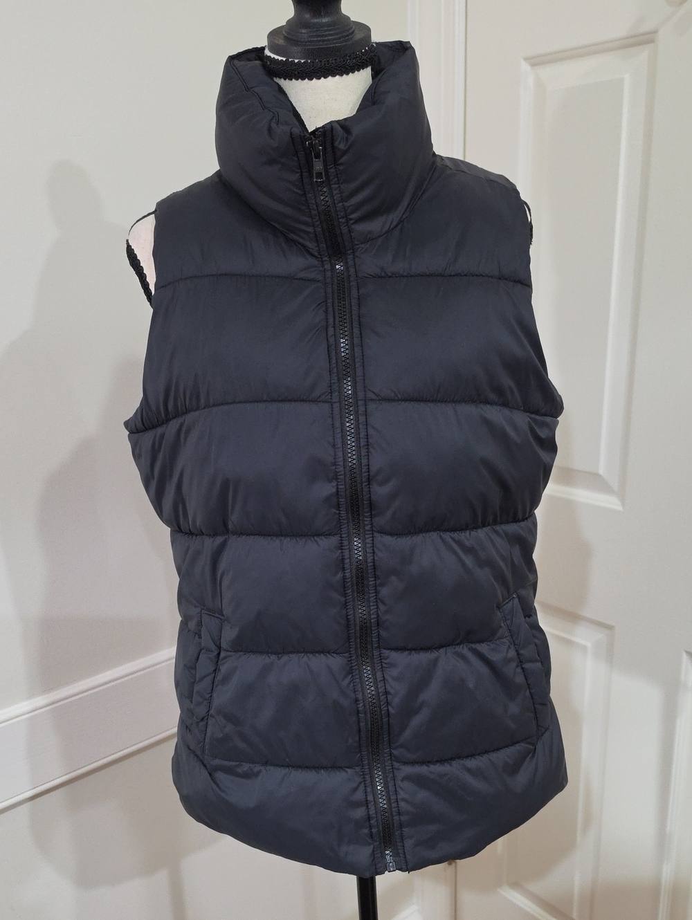 Old Navy Black Frost-Free Quilted Puffer Vest - Size Medium
